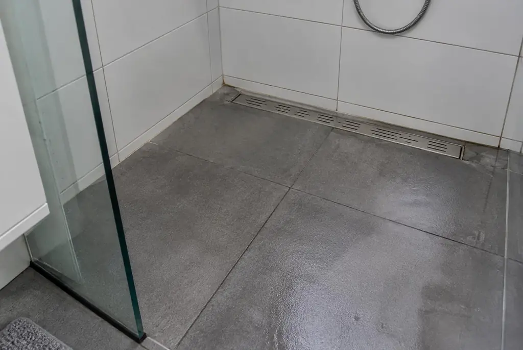 Lekdetectie Oosterhout – lekkende inloopdouche met natte voegen