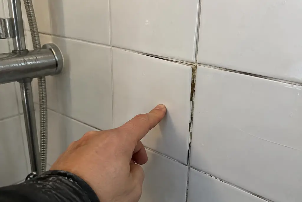 Lekdetectie Oosterhout – losse, holle badkamertegels door een lekkage