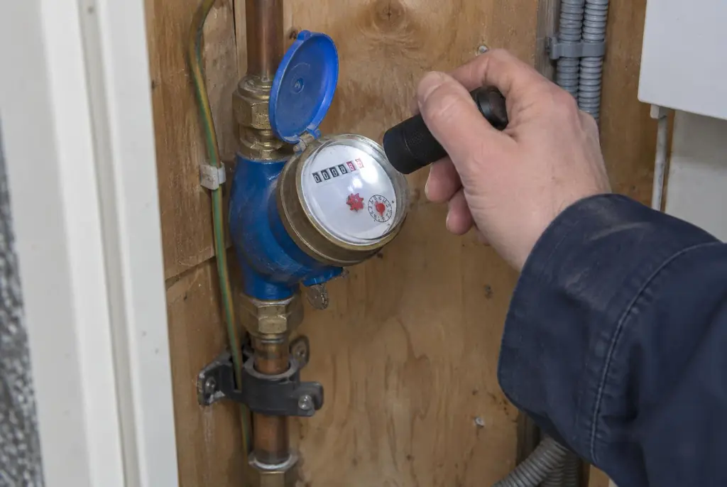 Lekdetectie Oosterhout – watermeter in de meterkast controleren met een zaklamp